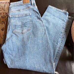 American Eagle Outfitters Light Blue Mom Jean. Size 8s